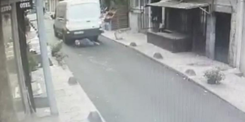 Taksim’de dehşet anları kamerada: 70 yaşındaki kadın, minibüsün altında kaldı