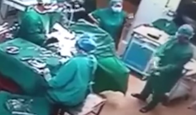 Doktorlar ameliyat sırasında birbirine girdi/Video...