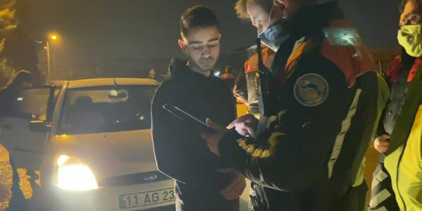 Polise ağabeyinin kimliğini gösteren ehliyetsiz sürücüye ceza yağdı!
