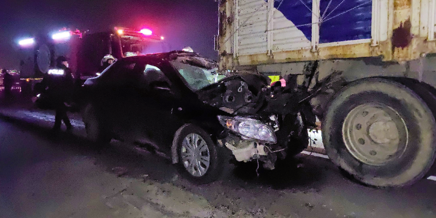 Kamyona ok gibi saplanan otomobil 64 metre sürüklendi