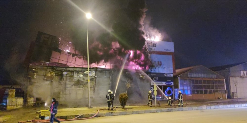 İş yeri alevlere teslim oldu! Patlayan boya kutuları korkuttu...