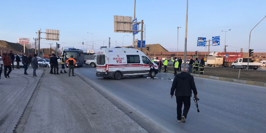 Hasta taşıyan ambulans otomobille çarpıştı: 5 yaralı