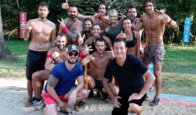 Survivor Yunanistan yarışmacıları ve sunucusu... / VİDEO