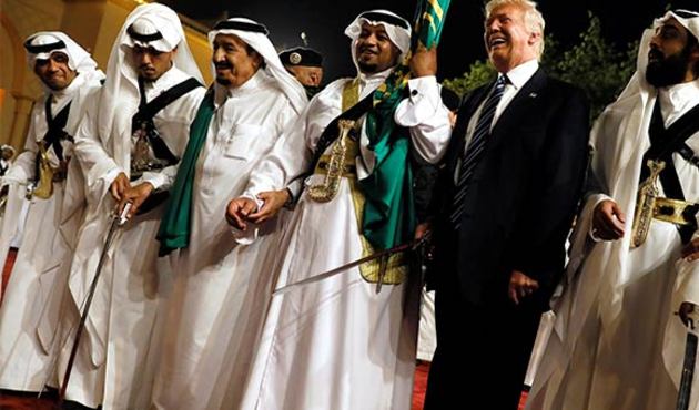 ABD Başkanı Trump, Kral Salman ile kılıç dansı yaptı! / VİDEO