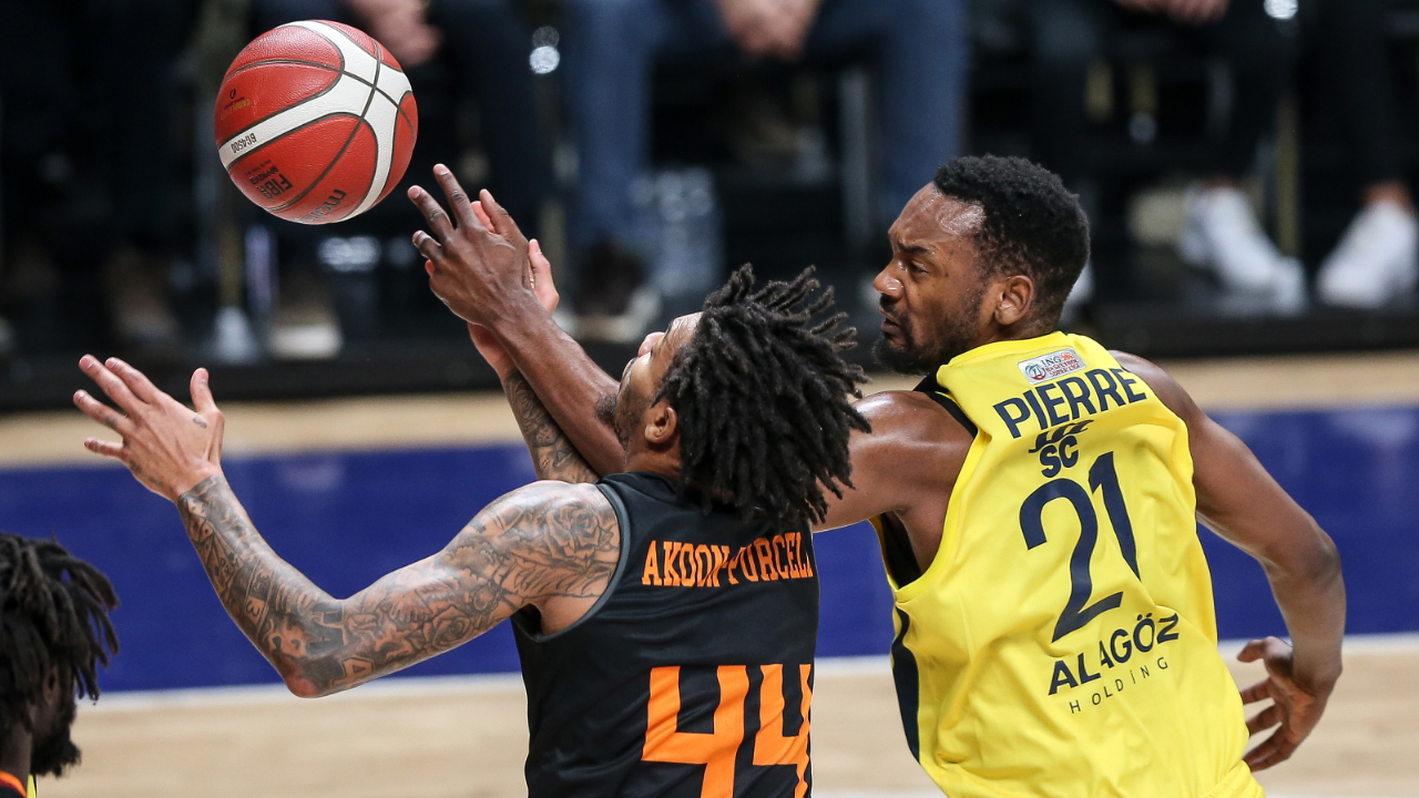 Fenerbahçe BEKO - Galatasaray NEF maçında taraftar kavgası nedeniye tribünler boşaltıldı