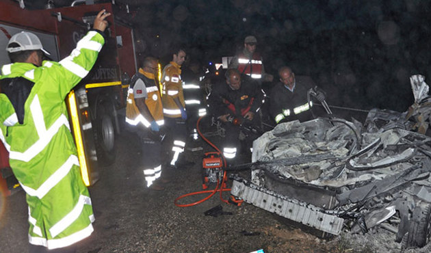 Adıyaman'da otomobil ile TIR çarpıştı! 3 ölü...