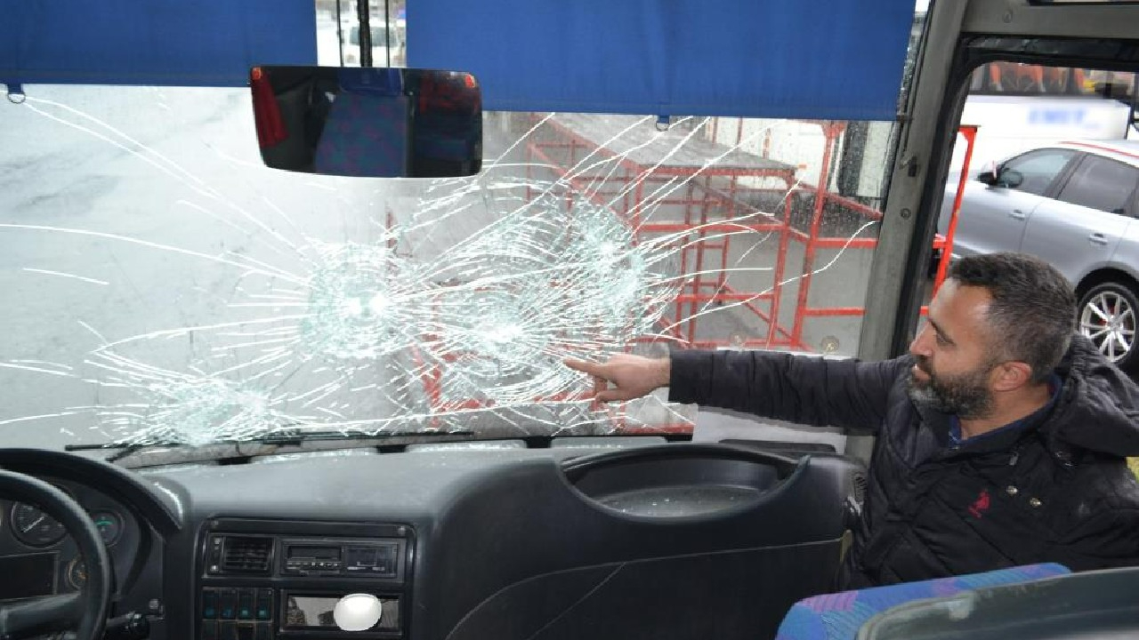 Taşlı saldırganlar dehşet saçtı, işçi servisinin camları kırıldı!
