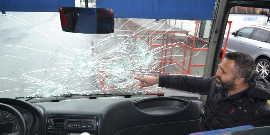 Taşlı saldırganlar dehşet saçtı, işçi servisinin camları kırıldı!