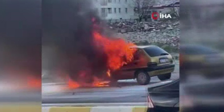 Otomobil alev aldı, yangını yakından izleyenler 'yok artık' dedirtti