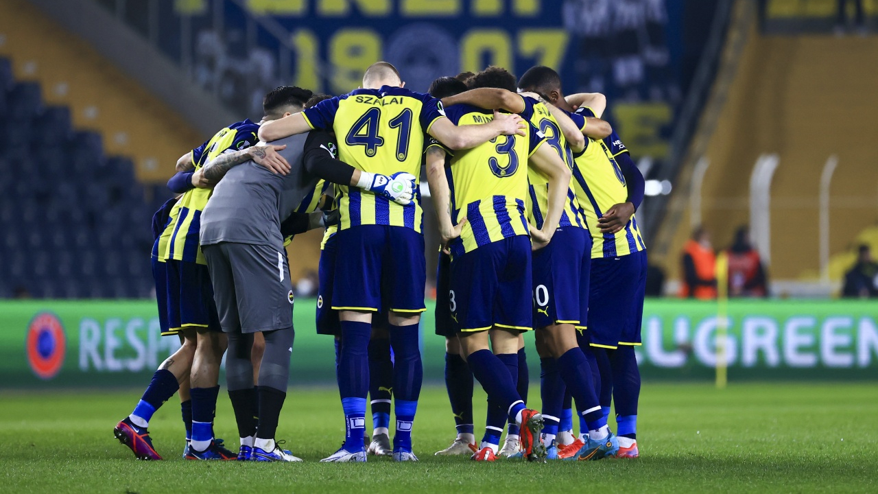 Fenerbahçe taraftarlarından futbolculara protesto... "Formayı çıkarın s... gidin!"
