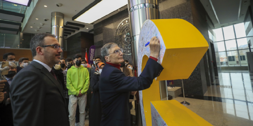 Nobel Ödüllü Aziz Sancar ve Bakan Kasapoğlu gençlerle buluştu