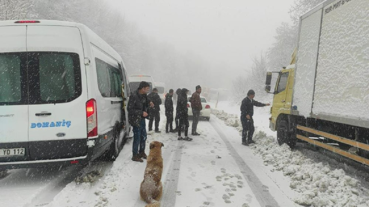 Kütahya Domaniç'te aniden bastıran kar, trafiği felç etti