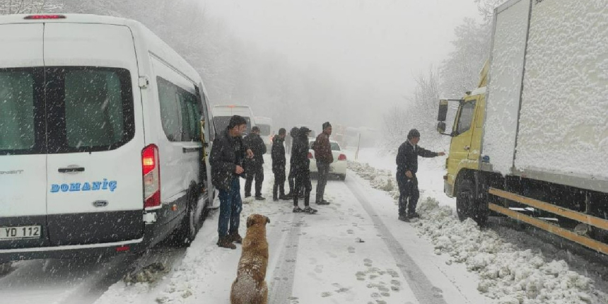 Kütahya Domaniç'te aniden bastıran kar, trafiği felç etti