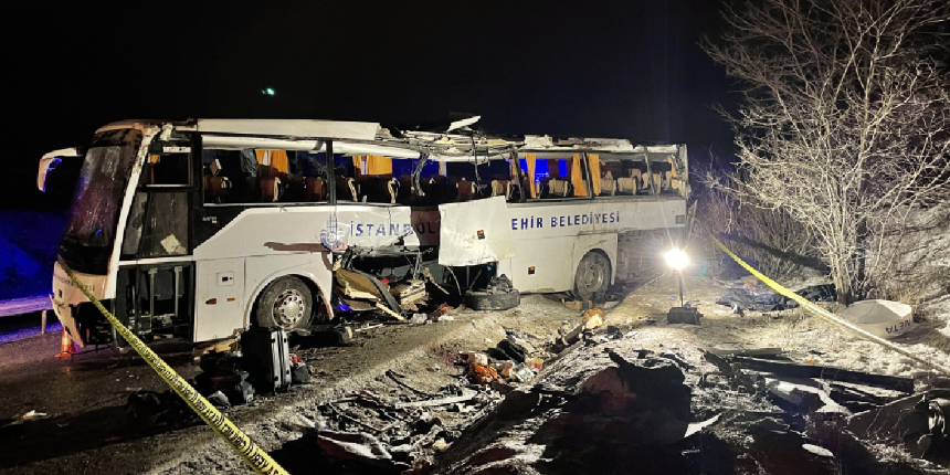 Cenaze ve cenaze yakınlarını taşıyan yolcu otobüsü devrildi! Ölü ve yaralılar var
