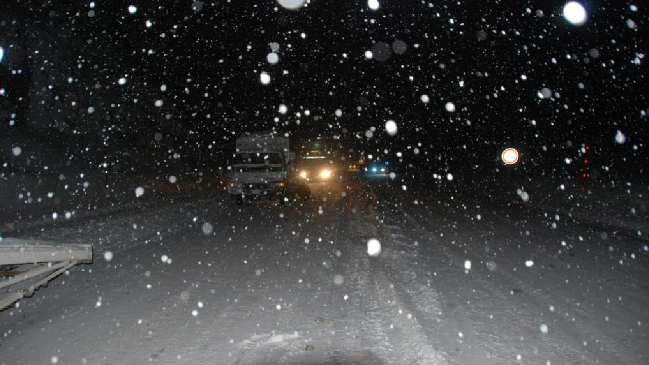 Antalya-Konya karayolu yoğun kar ve tipi nedeniyle tırların geçişine kapatıldı