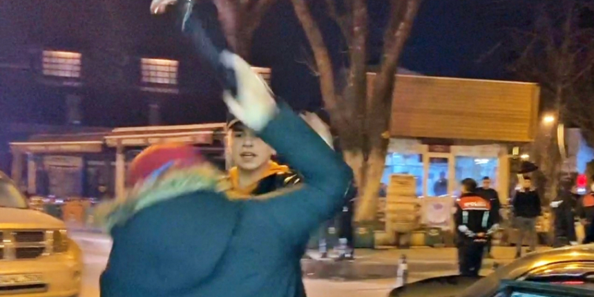 Ceza yiyen gencin annesi çakarı oğlunun kafasında kırdı!