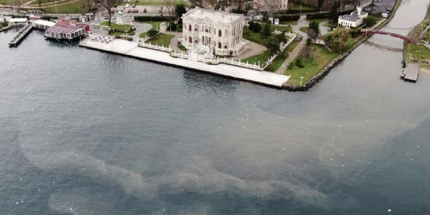 İstanbul Boğazı'nın rengi maviden kahverengiye döndü!