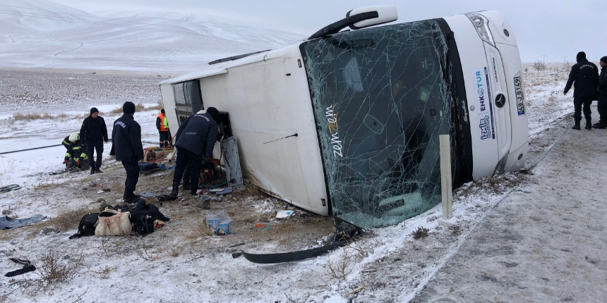 Konya-Aksaray kara yolunda buzlanma nedeniyle tur otobüsü devrildi: 5 ölü, 42 yaralı var!