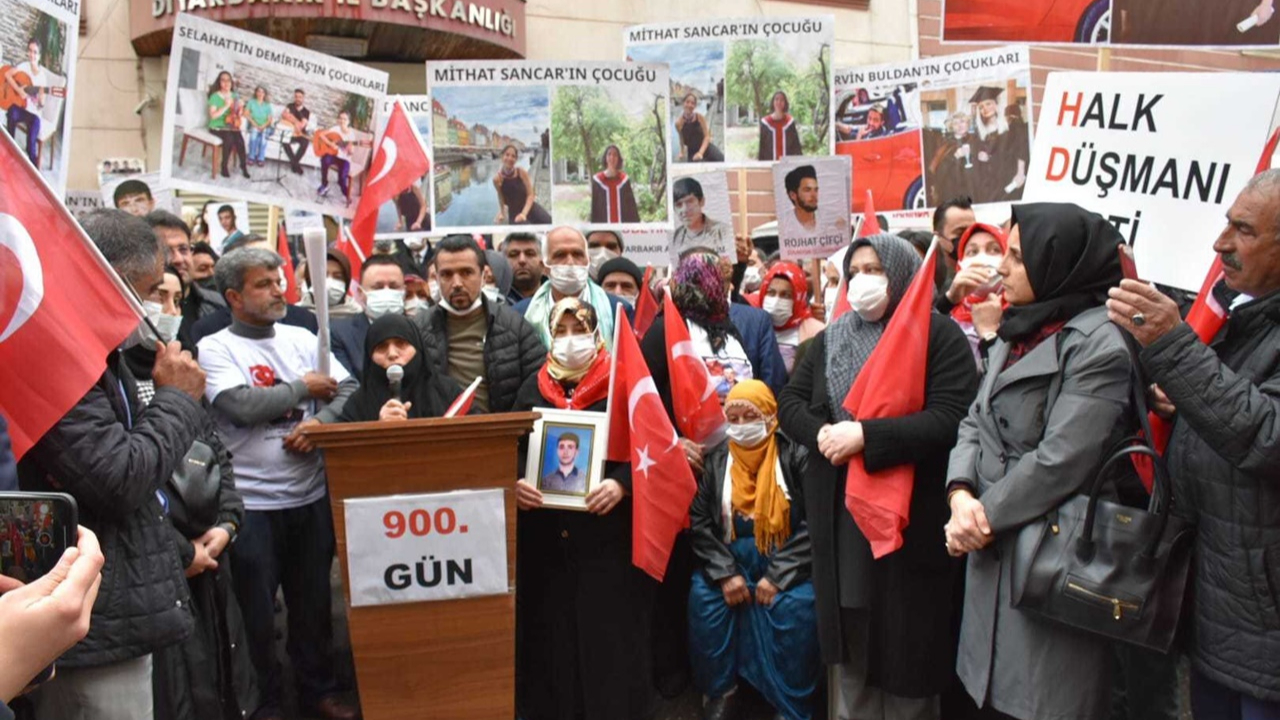 Evlat nöbetinde 900'üncü gün: Ailelerin kararlı bekleyişi sürüyor