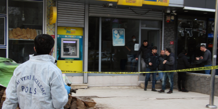 PTT şubesinde silahlı soygun kamerada!