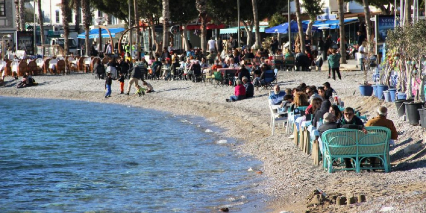 Şubat ayında deniz keyfi: Güneşi gören sahile koştu