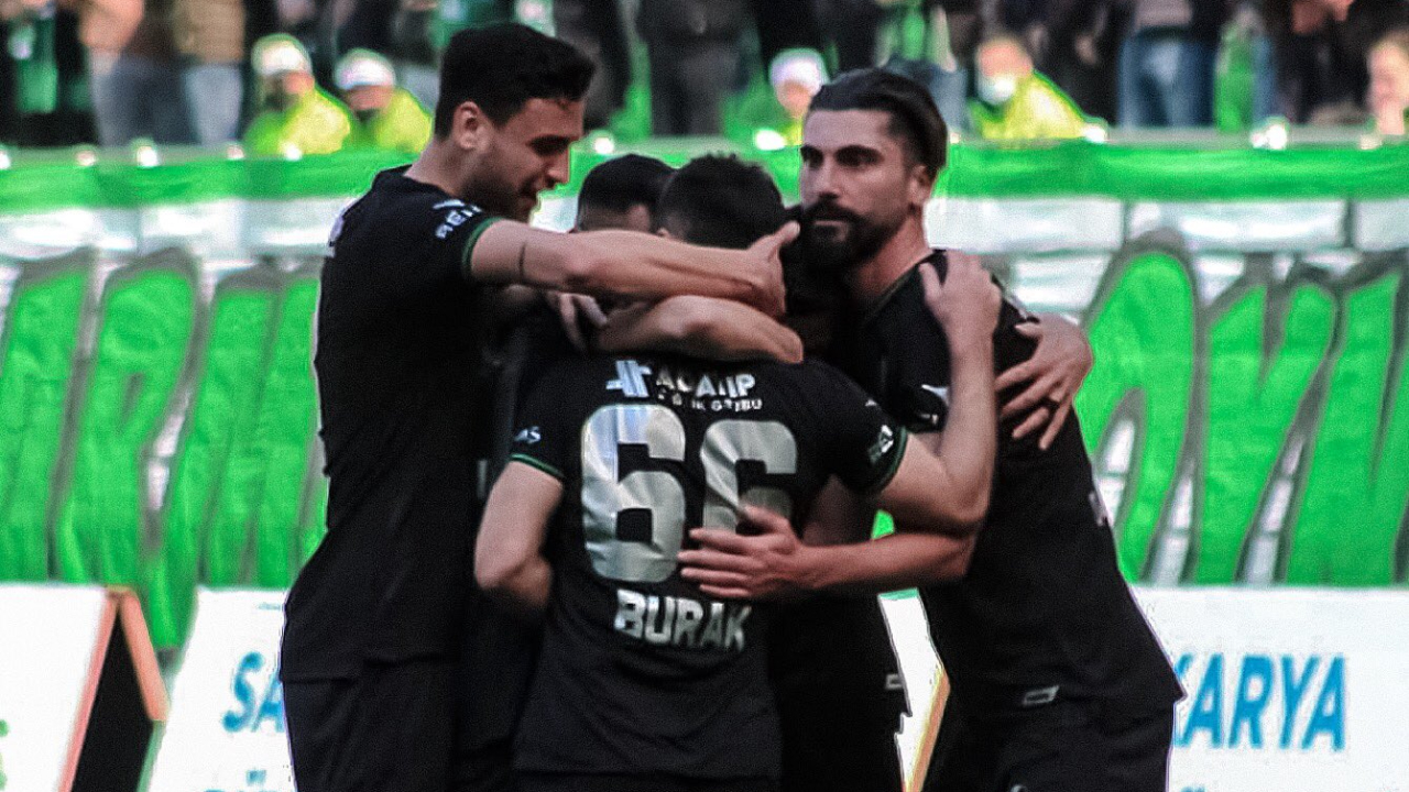 Sakaryaspor evinde Ankaraspor'u tek golle devirerek liderliğini sürdürdü