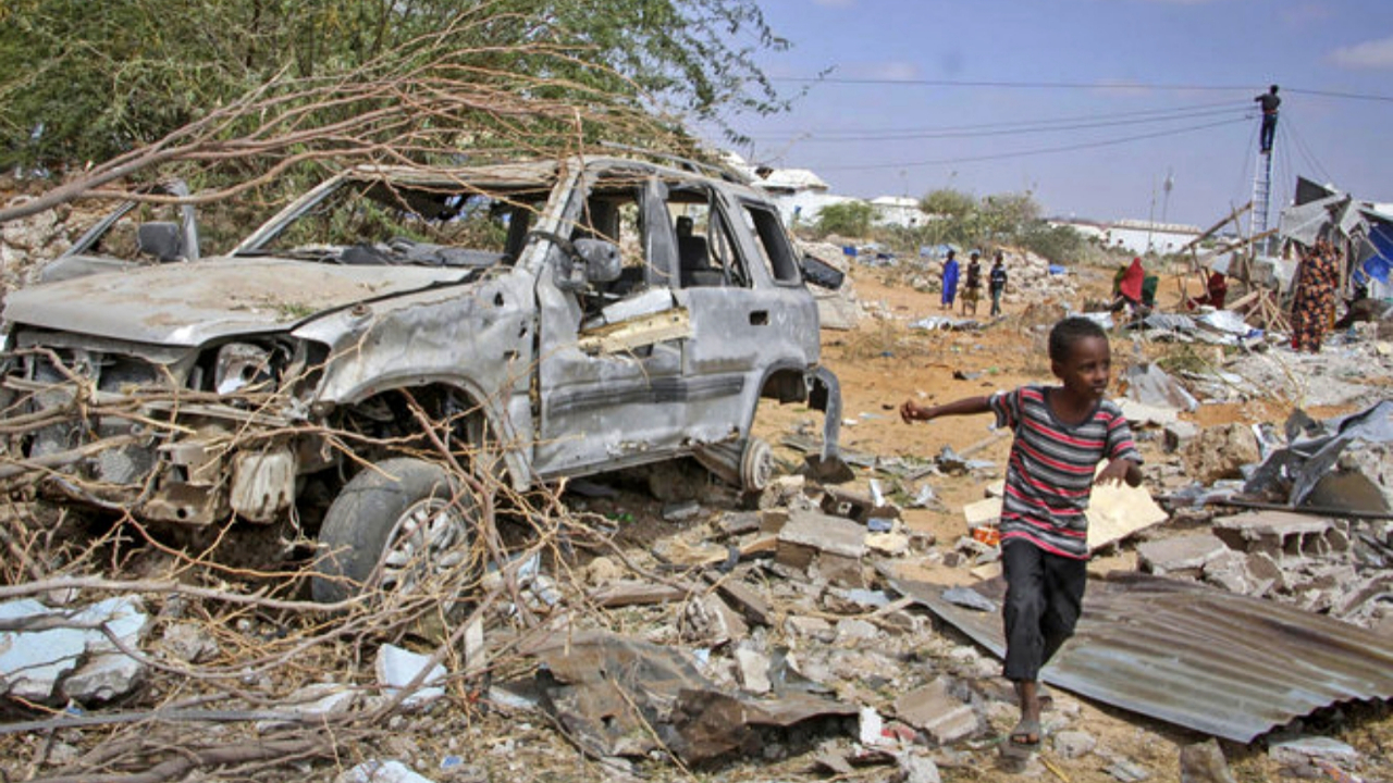 Somali'de Eş-Şebab terör örgütünden intihar saldırısı: 13 ölü!