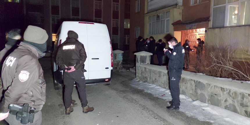 Annesine ateş etti, araya giren kardeşini öldürdü
