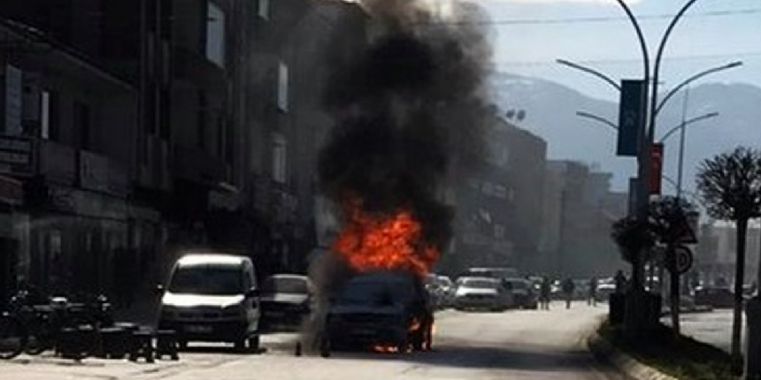 Otomobil cadde ortasında alev topuna döndü!