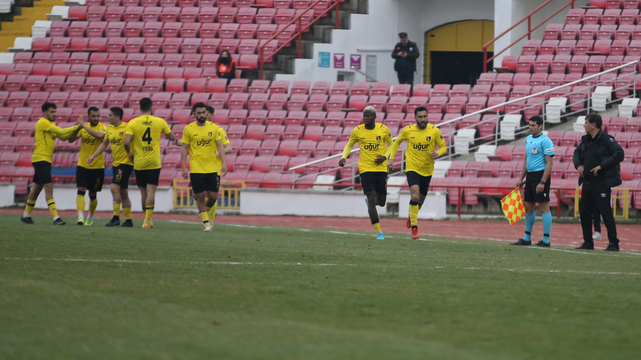 Son sıradaki Balıkesirspor'a konuk olan İstanbulspor 3 puanı 3 golle aldı