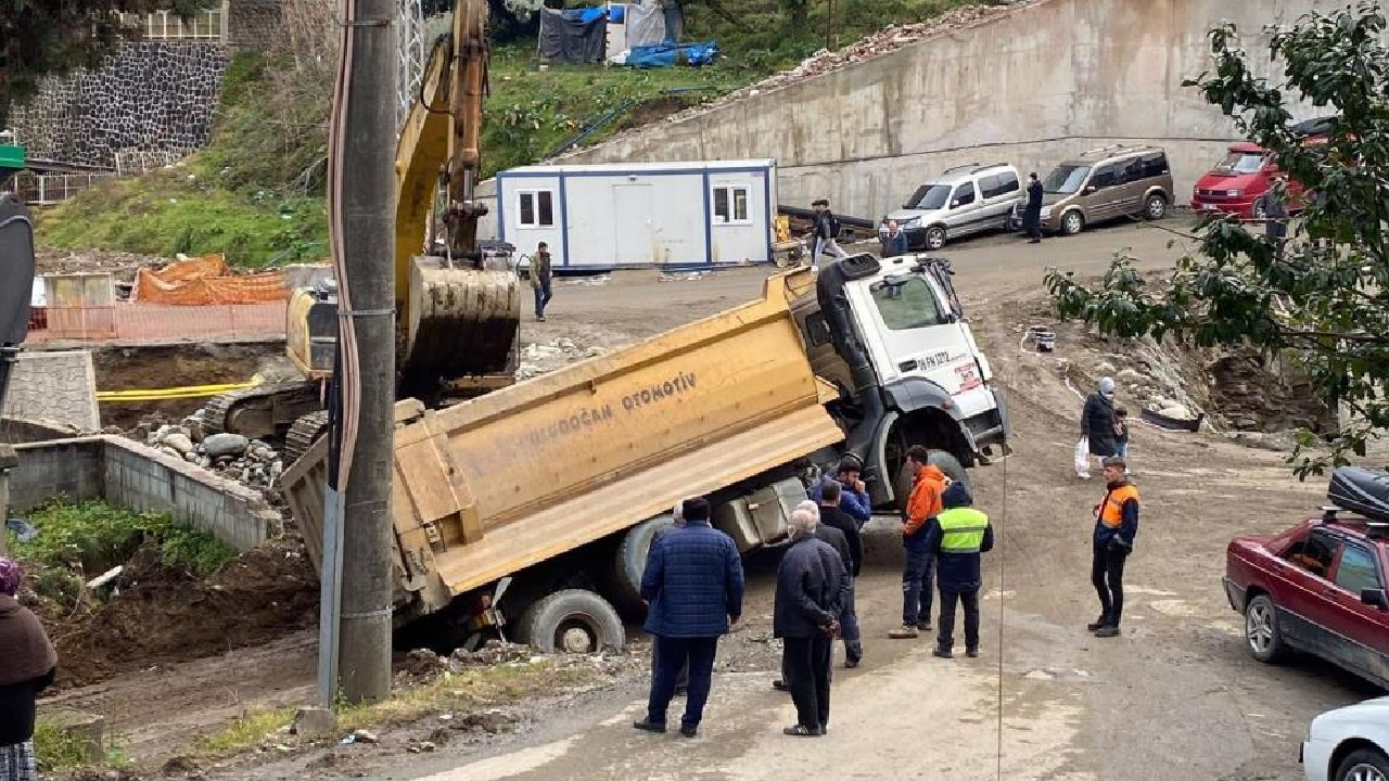 Yol çöktü, kamyon dere yatağına düştü!