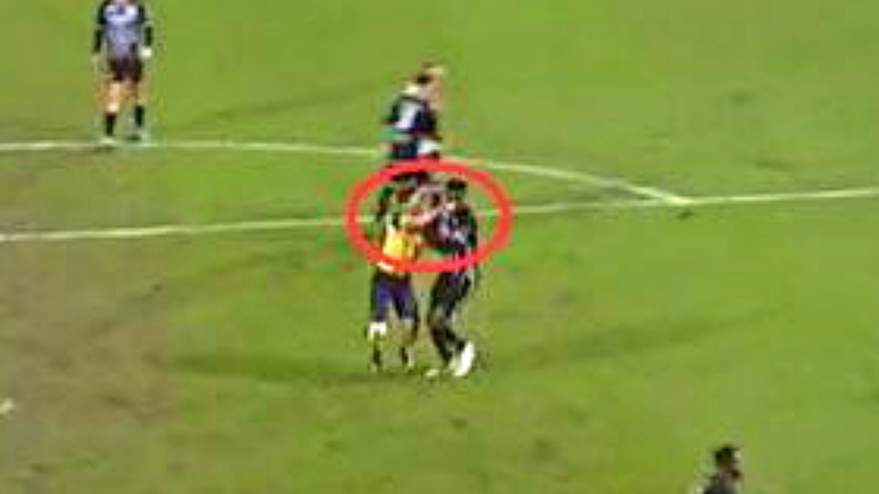 Galatasaraylı futbolcu sahada iki kez bilincini kaybetti!