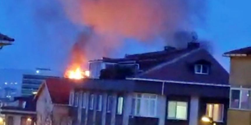 Alevler Üsküdar'daki 5 katlı bir binanın çatısını yuttu!