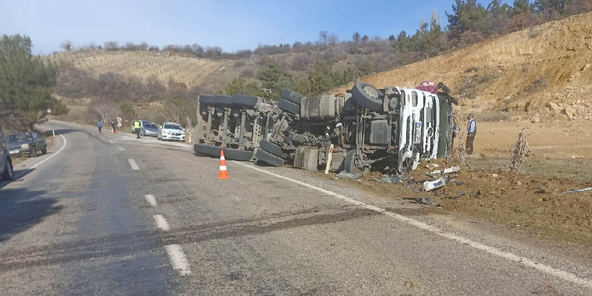 Sülfürik asit taşıyan tanker ile otomobil çarpıştı