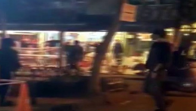 Sokak kavgasında sandalyeler havada uçuştu!