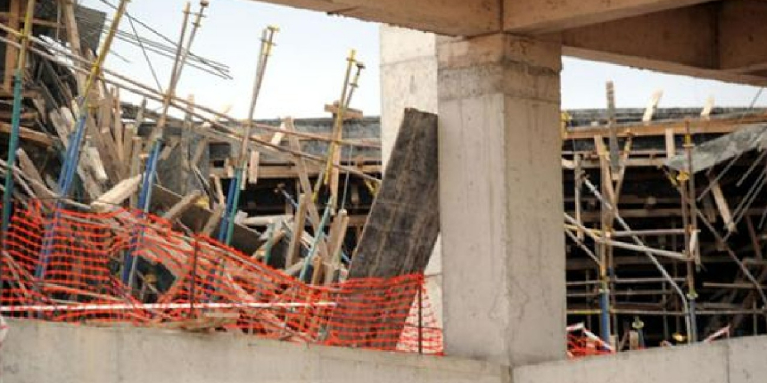 Avcılar'da bir inşaatın iskelesi düştü: 1 yaralı