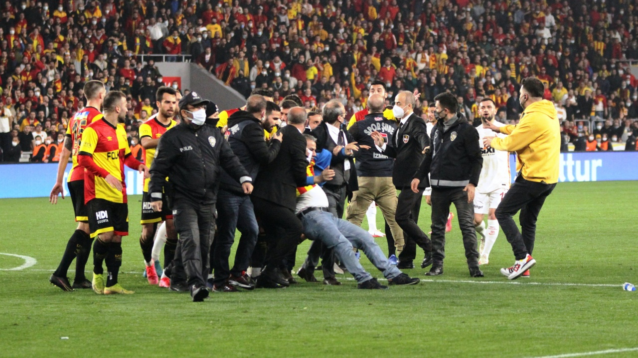 Göztepe taraftarı Galatasaray maçında hakem Arda Kardeşleri dövmeye indi!
