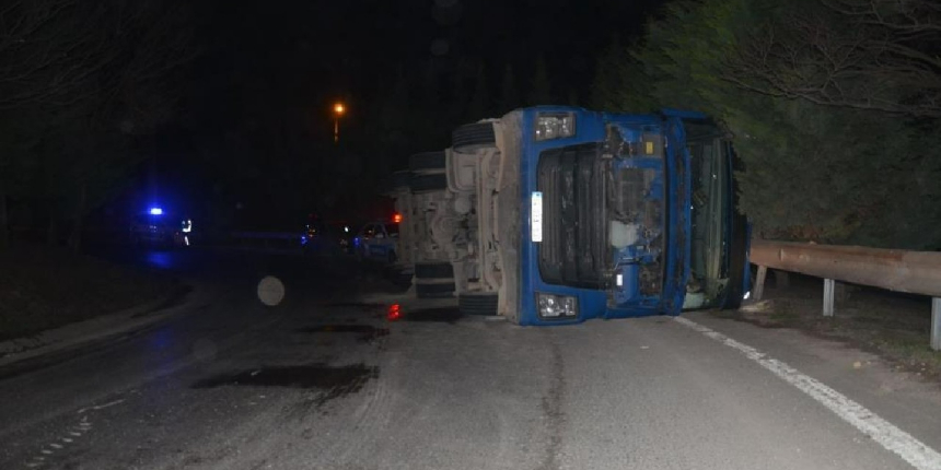 Gebze'de virajı alamayan tır devrildi: 1 yaralı