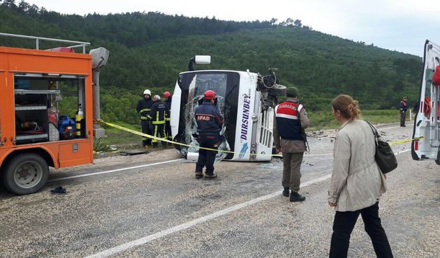 Midibüsle otomobil çarpıştı: 3 ölü, 12 yaralı...