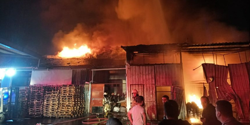 Tuzla'da fabrika yangını! Alevler iki depoya sıçradı