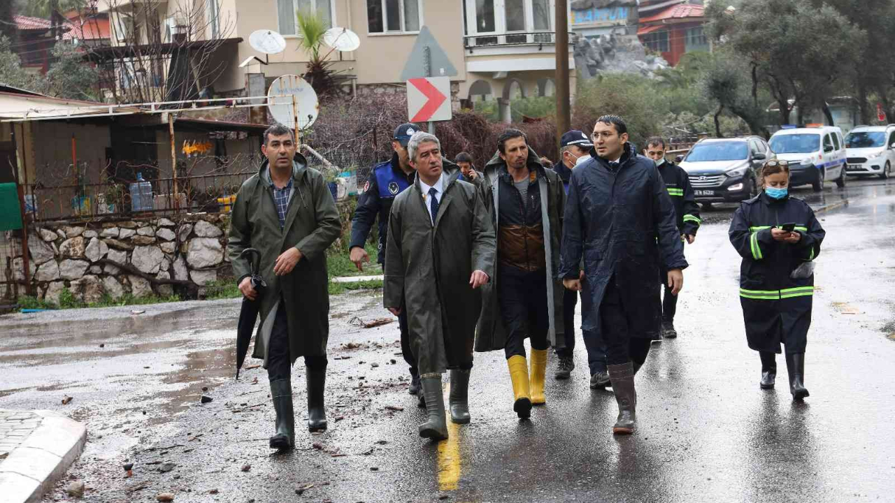 Marmaris Belediyesi, sağanak yağışla birlikte yaşanan olumsuzluklarda destek oldu