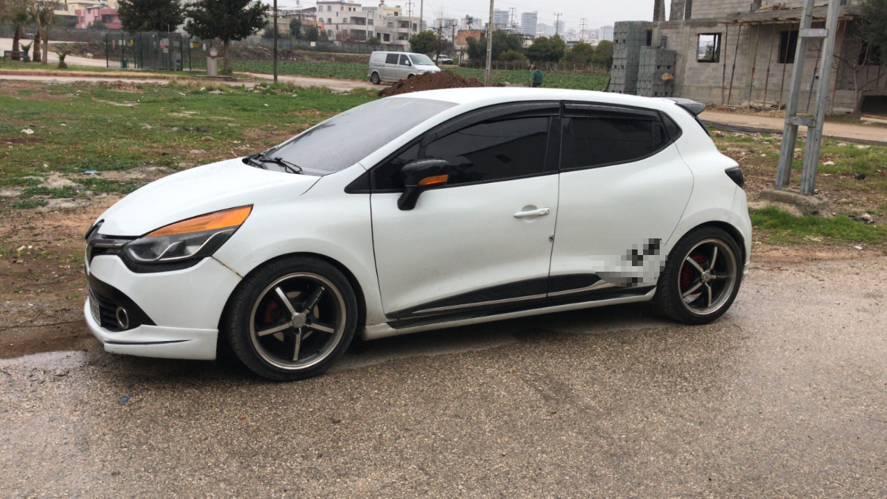 Otomobiline binerken 2 kişinin silahlı saldırısına uğradı