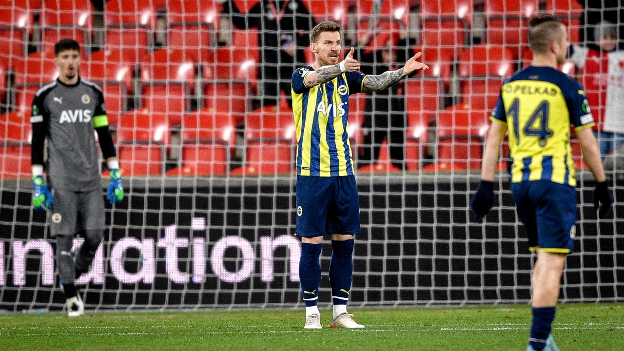 Fenerbahçe tanınmayacak halde... Prag deplasmanında yokları oynadılar!