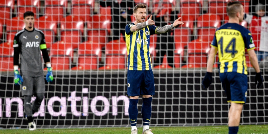 Fenerbahçe tanınmayacak halde... Prag deplasmanında yokları oynadılar!