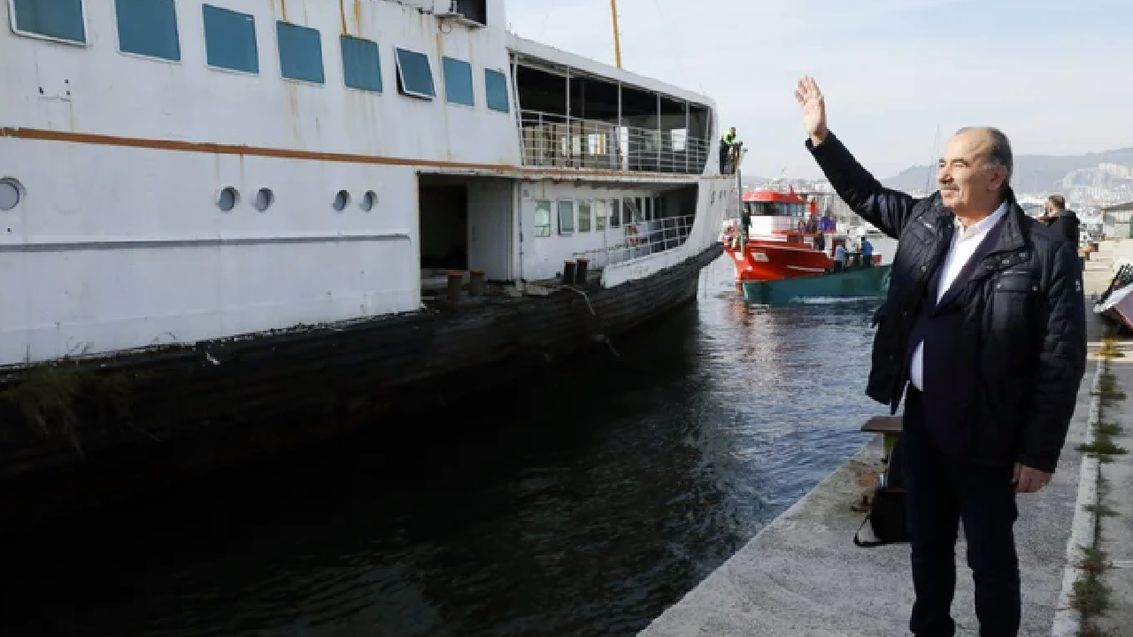 CHP'li Mudanya Belediye Başkanı, ilçenin simgesini İBB'ye hibe etti