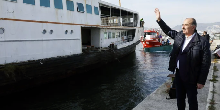 CHP'li Mudanya Belediye Başkanı, ilçenin simgesini İBB'ye hibe etti