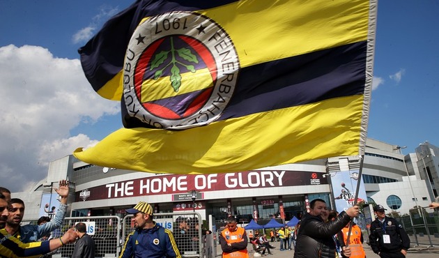 Fenerbahçe taraftarı Sinan Erdem'i Olympiakos'a dar etmeye başladı