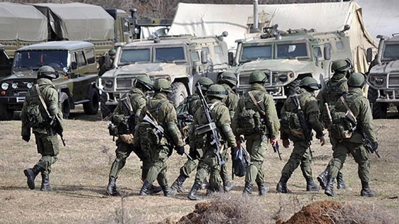 Rus askerler Ukrayna'nın doğusuna girdi: 'Barış görevi' yapacaklar