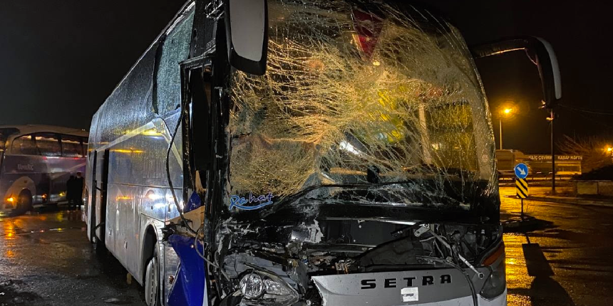 Yolcu otobüsü 2 tıra çarptı! Muavin araçta sıkışarak yaralandı