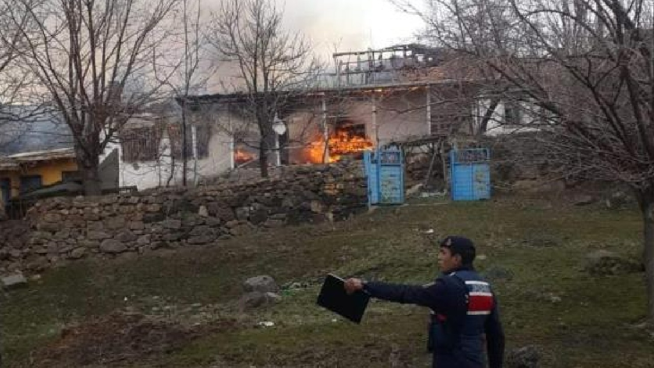 Soba yakmak isterken evini yaktı!